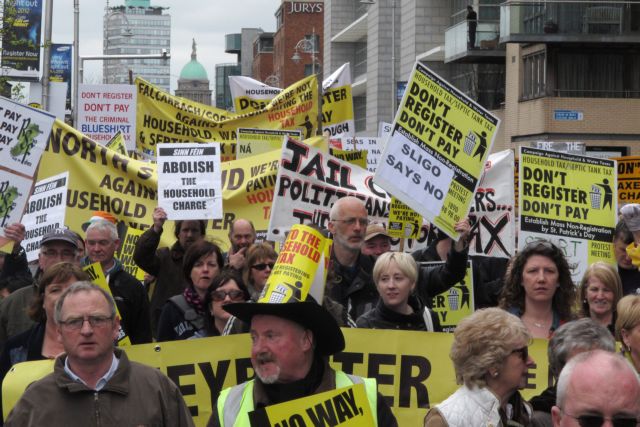 «Επανάσταση» στην Ιρλανδία για το χαράτσι στα ακίνητα